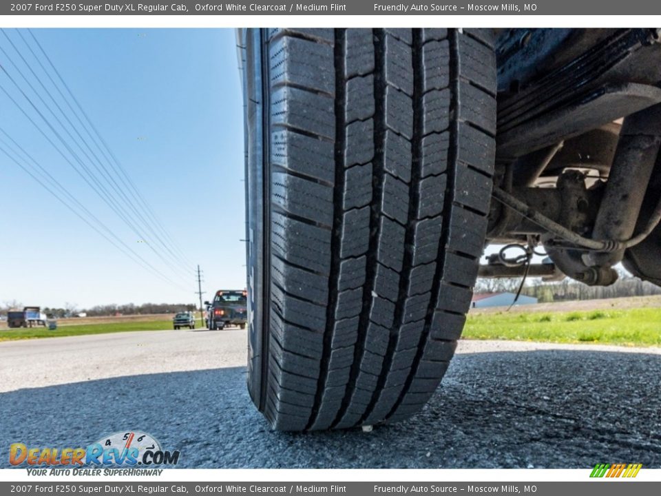 2007 Ford F250 Super Duty XL Regular Cab Oxford White Clearcoat / Medium Flint Photo #13