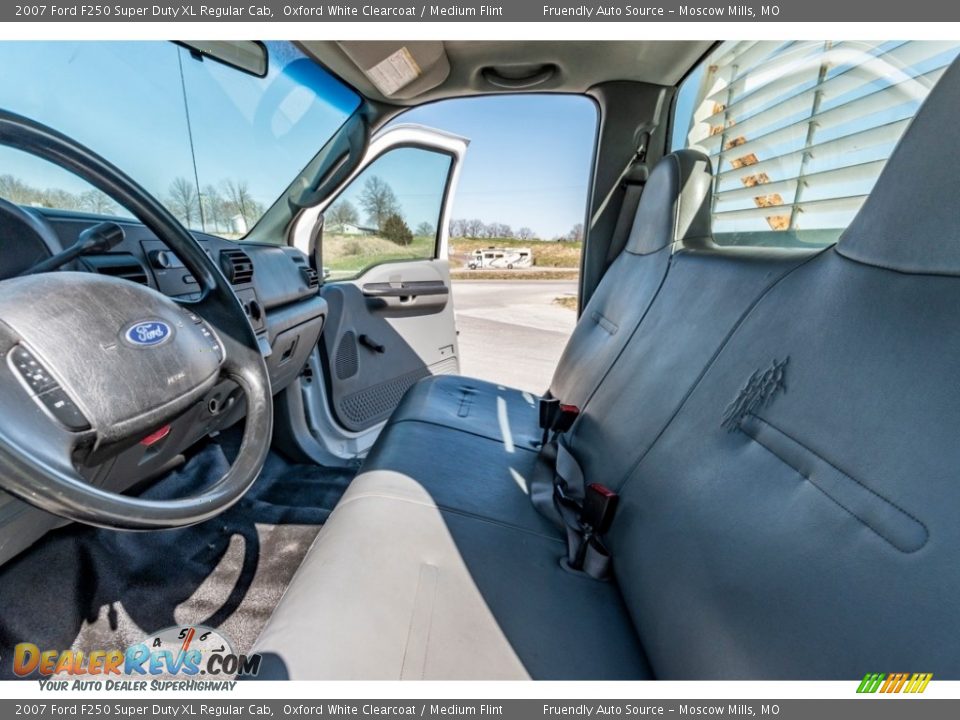 2007 Ford F250 Super Duty XL Regular Cab Oxford White Clearcoat / Medium Flint Photo #20