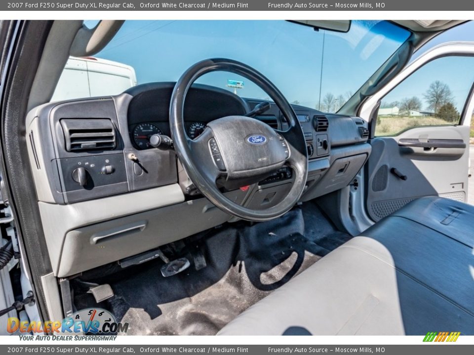 2007 Ford F250 Super Duty XL Regular Cab Oxford White Clearcoat / Medium Flint Photo #21