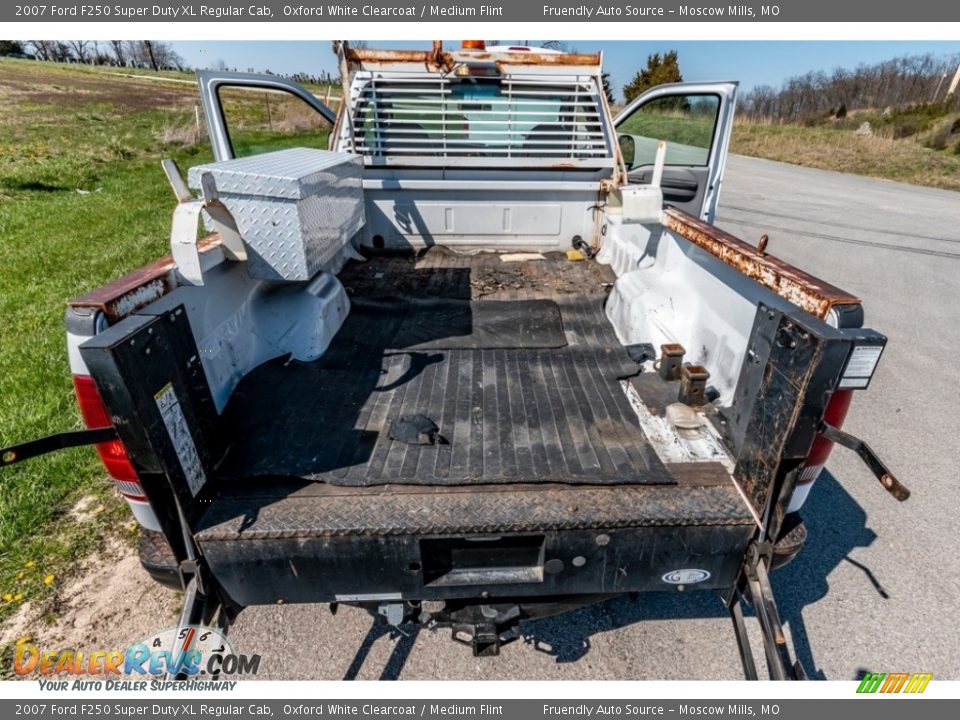 2007 Ford F250 Super Duty XL Regular Cab Oxford White Clearcoat / Medium Flint Photo #23