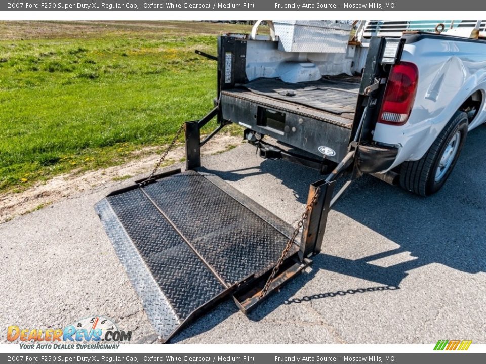 2007 Ford F250 Super Duty XL Regular Cab Oxford White Clearcoat / Medium Flint Photo #24