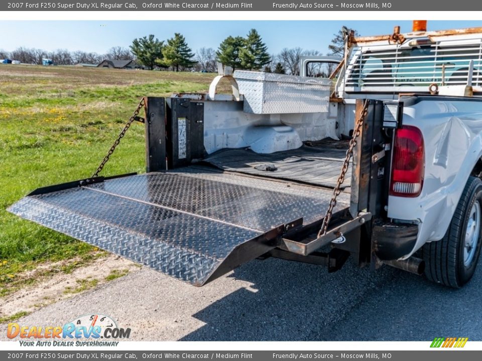 2007 Ford F250 Super Duty XL Regular Cab Oxford White Clearcoat / Medium Flint Photo #26