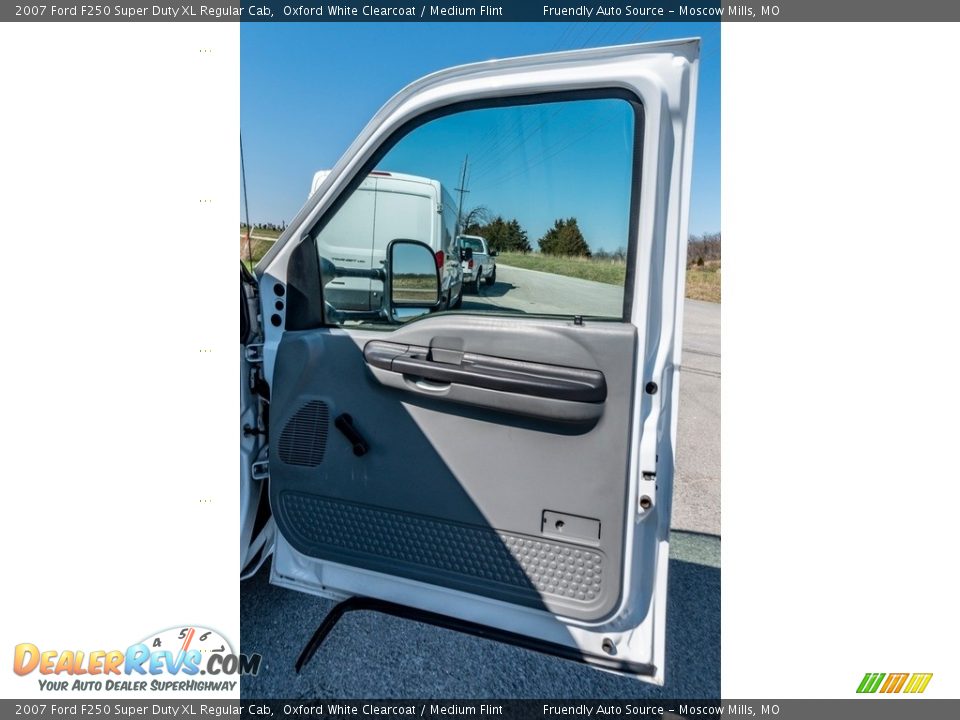 2007 Ford F250 Super Duty XL Regular Cab Oxford White Clearcoat / Medium Flint Photo #28