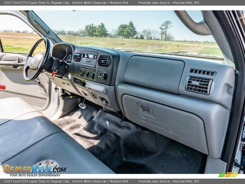 2007 Ford F250 Super Duty XL Regular Cab Oxford White Clearcoat / Medium Flint Photo #29