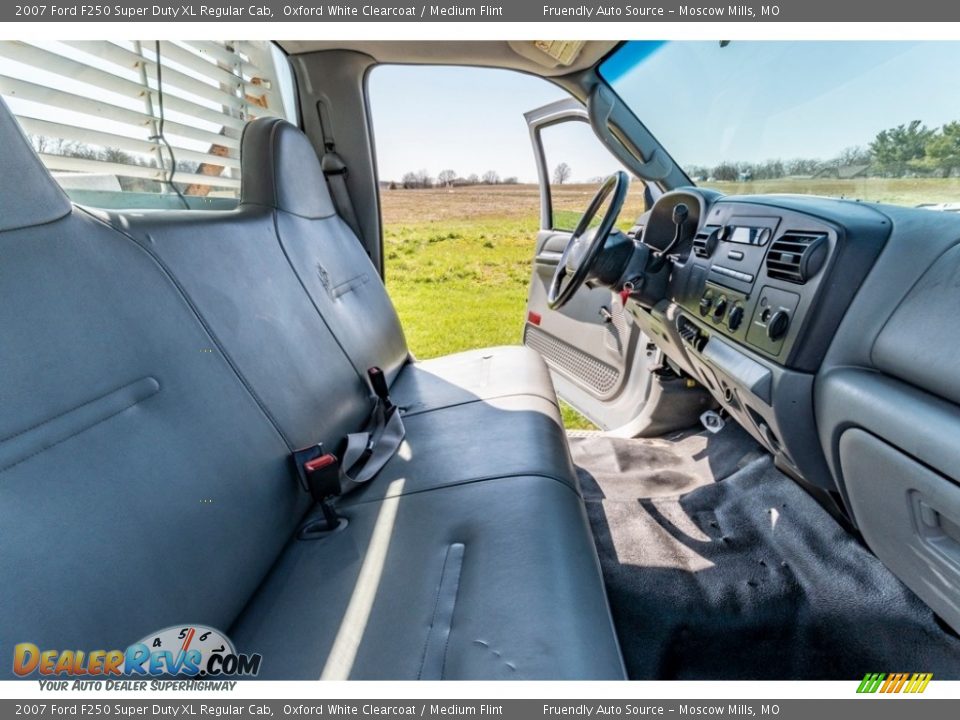 2007 Ford F250 Super Duty XL Regular Cab Oxford White Clearcoat / Medium Flint Photo #30