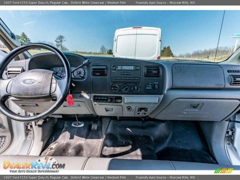 2007 Ford F250 Super Duty XL Regular Cab Oxford White Clearcoat / Medium Flint Photo #32