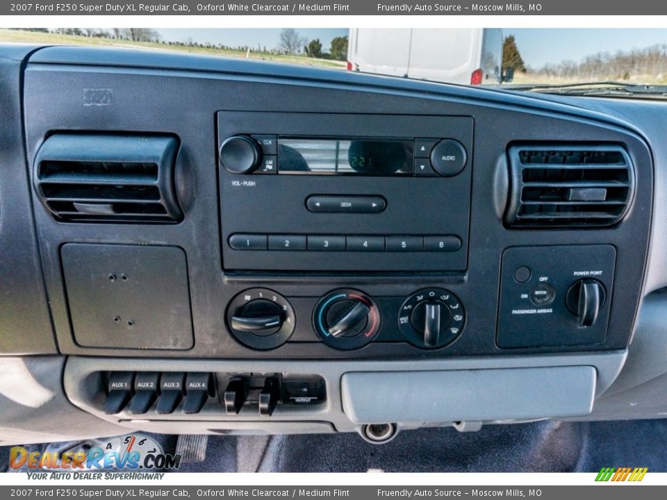 2007 Ford F250 Super Duty XL Regular Cab Oxford White Clearcoat / Medium Flint Photo #33