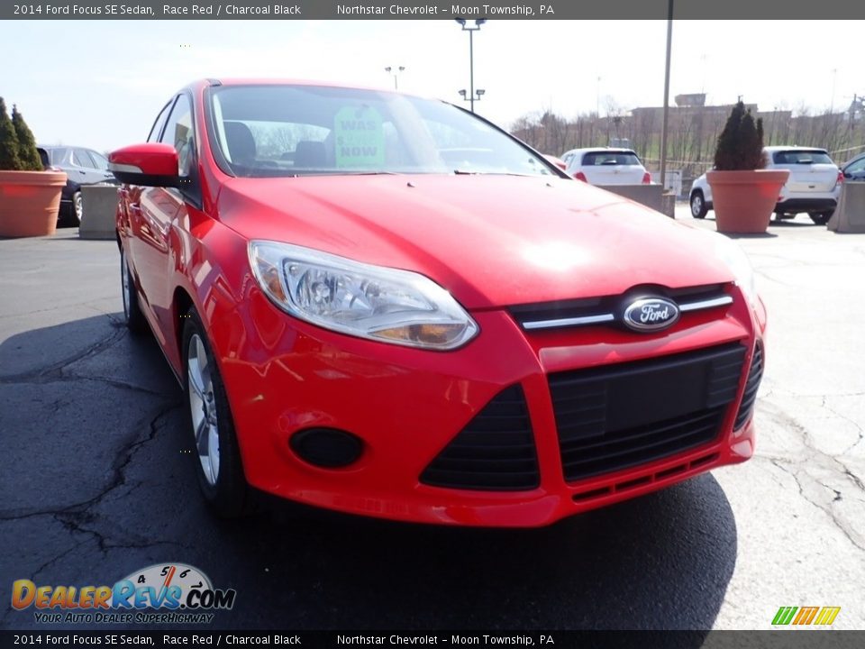 2014 Ford Focus SE Sedan Race Red / Charcoal Black Photo #12