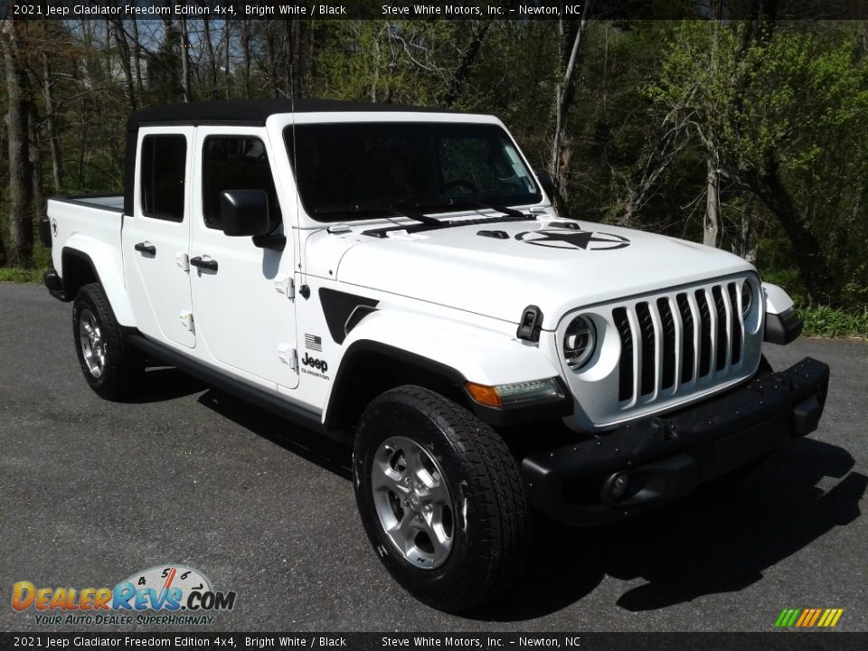 Front 3/4 View of 2021 Jeep Gladiator Freedom Edition 4x4 Photo #5