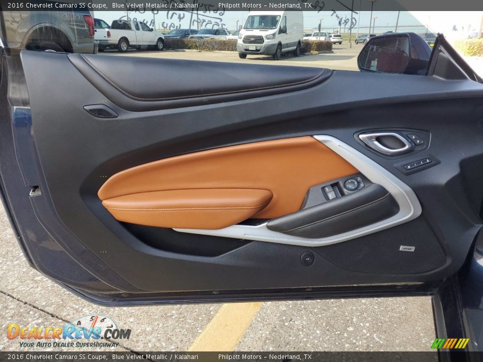 Door Panel of 2016 Chevrolet Camaro SS Coupe Photo #11