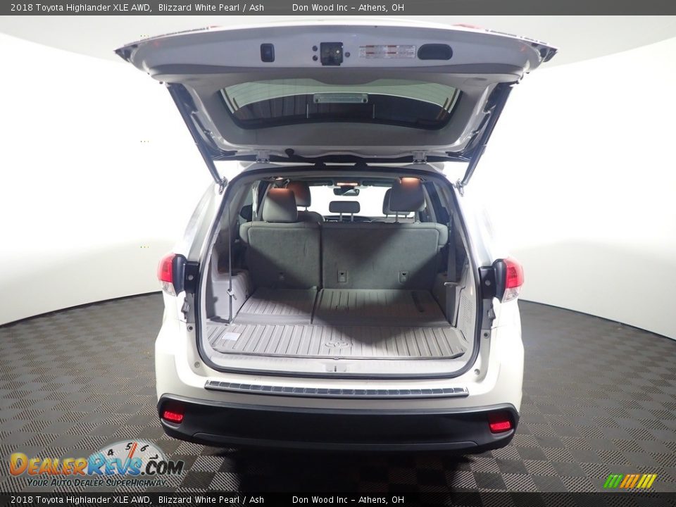 2018 Toyota Highlander XLE AWD Blizzard White Pearl / Ash Photo #17