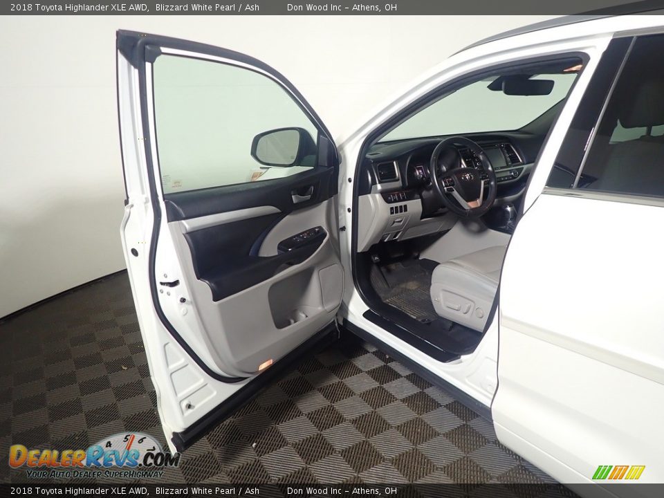 2018 Toyota Highlander XLE AWD Blizzard White Pearl / Ash Photo #24
