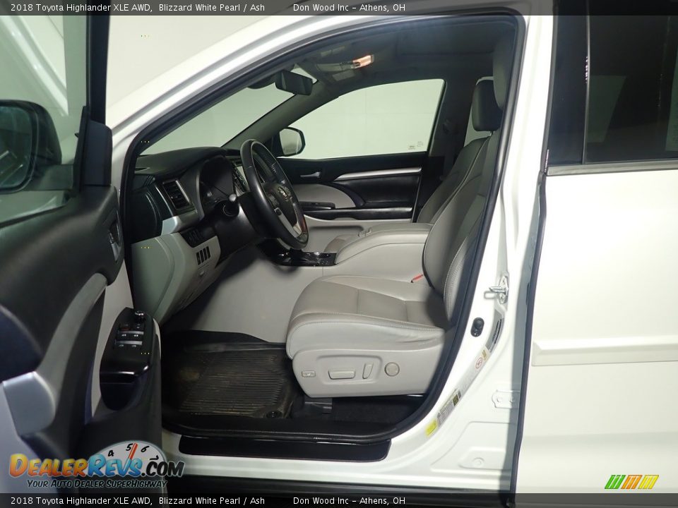 2018 Toyota Highlander XLE AWD Blizzard White Pearl / Ash Photo #26