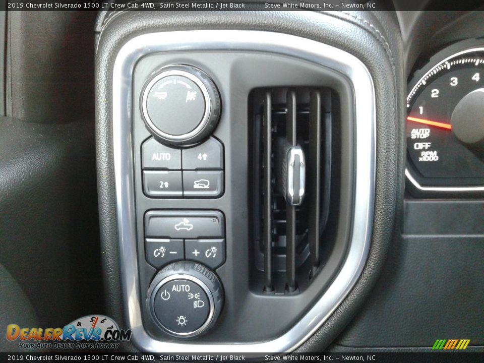 Controls of 2019 Chevrolet Silverado 1500 LT Crew Cab 4WD Photo #19