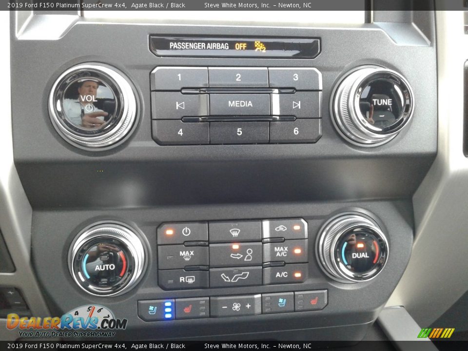 Controls of 2019 Ford F150 Platinum SuperCrew 4x4 Photo #32