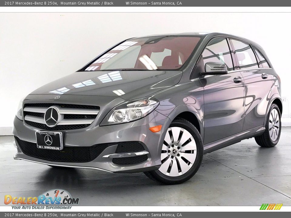 Front 3/4 View of 2017 Mercedes-Benz B 250e Photo #12