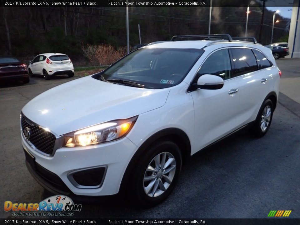 Front 3/4 View of 2017 Kia Sorento LX V6 Photo #7