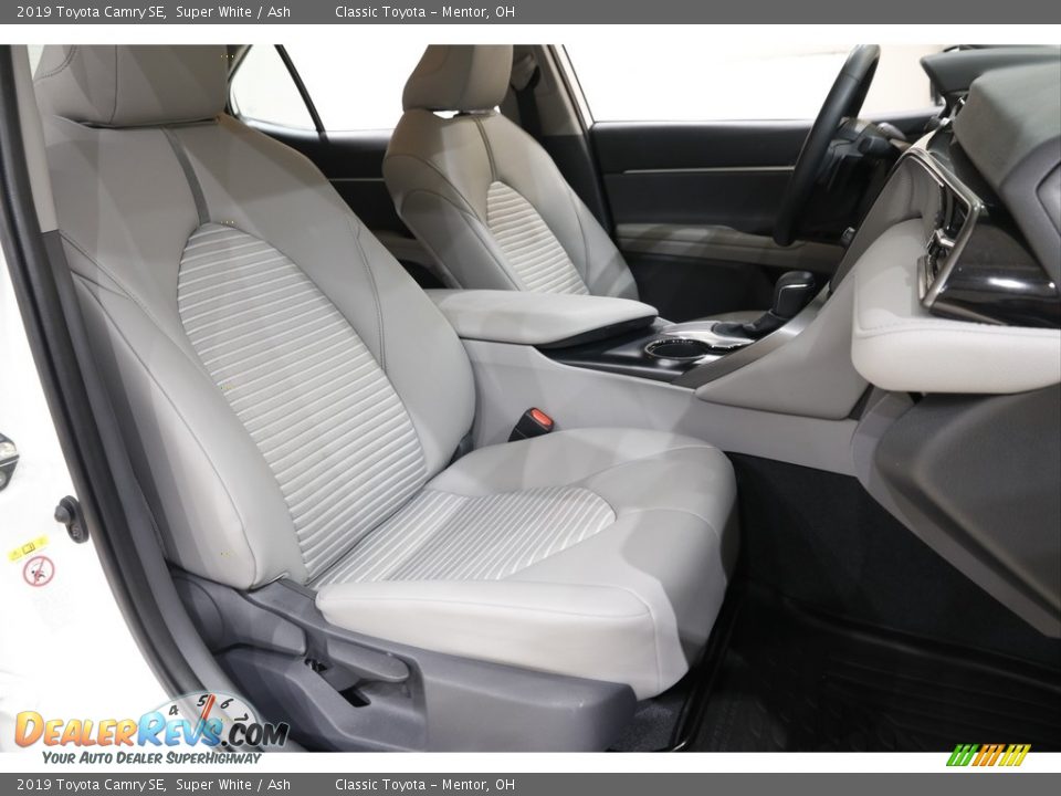 2019 Toyota Camry SE Super White / Ash Photo #13