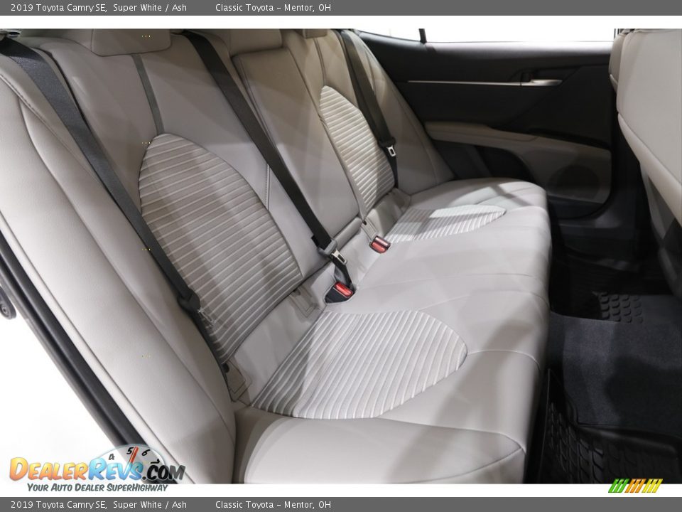2019 Toyota Camry SE Super White / Ash Photo #14