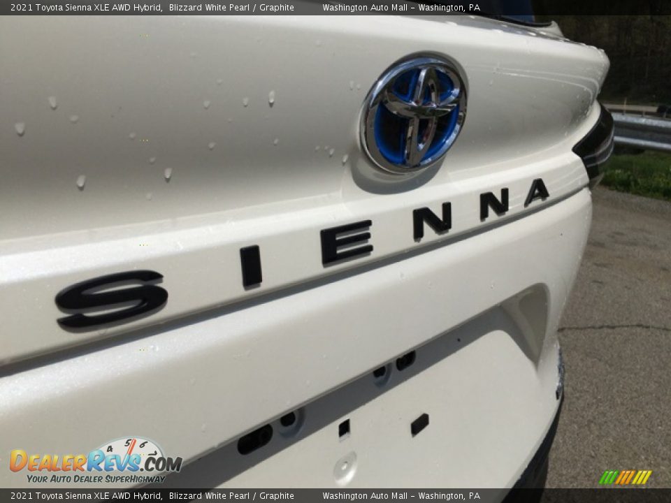 2021 Toyota Sienna XLE AWD Hybrid Blizzard White Pearl / Graphite Photo #23