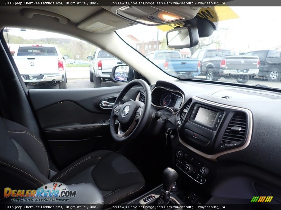 2016 Jeep Cherokee Latitude 4x4 Bright White / Black Photo #11