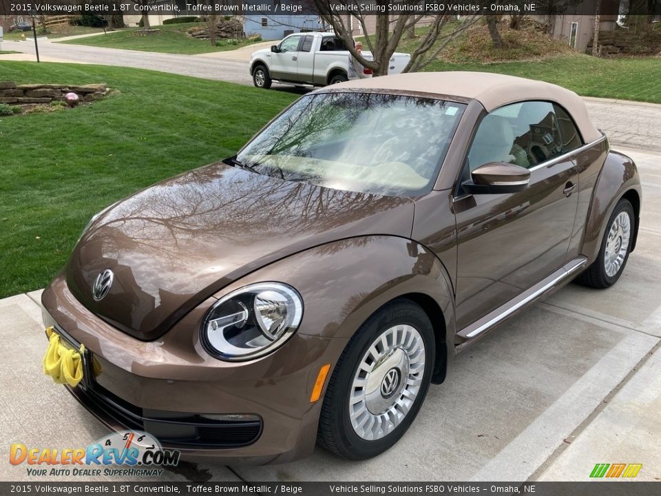 Front 3/4 View of 2015 Volkswagen Beetle 1.8T Convertible Photo #1