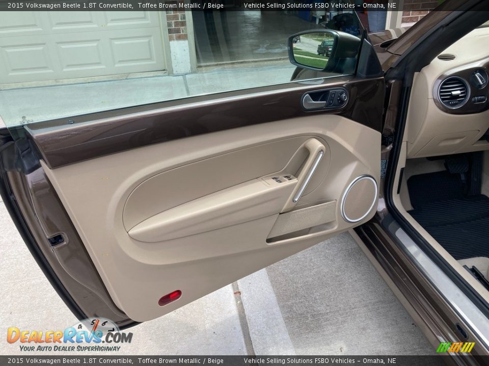 Door Panel of 2015 Volkswagen Beetle 1.8T Convertible Photo #15