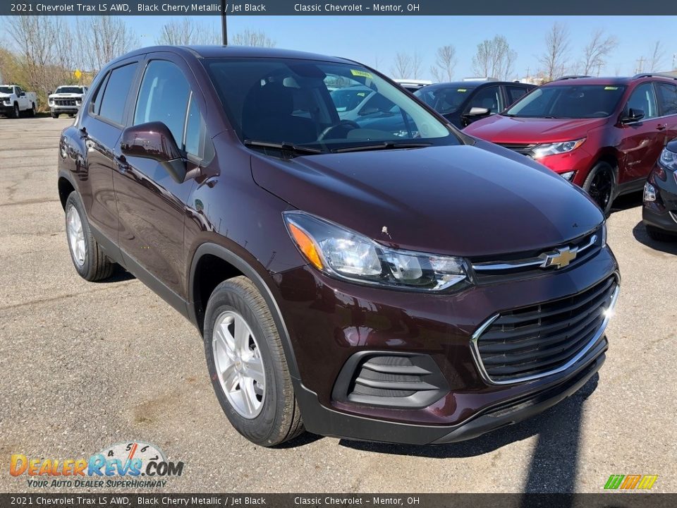 Front 3/4 View of 2021 Chevrolet Trax LS AWD Photo #2