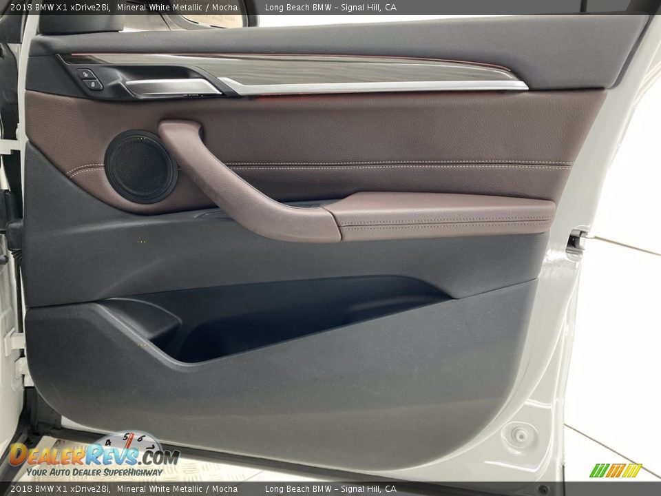 Door Panel of 2018 BMW X1 xDrive28i Photo #32