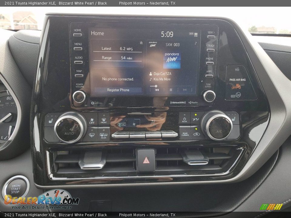 2021 Toyota Highlander XLE Blizzard White Pearl / Black Photo #18