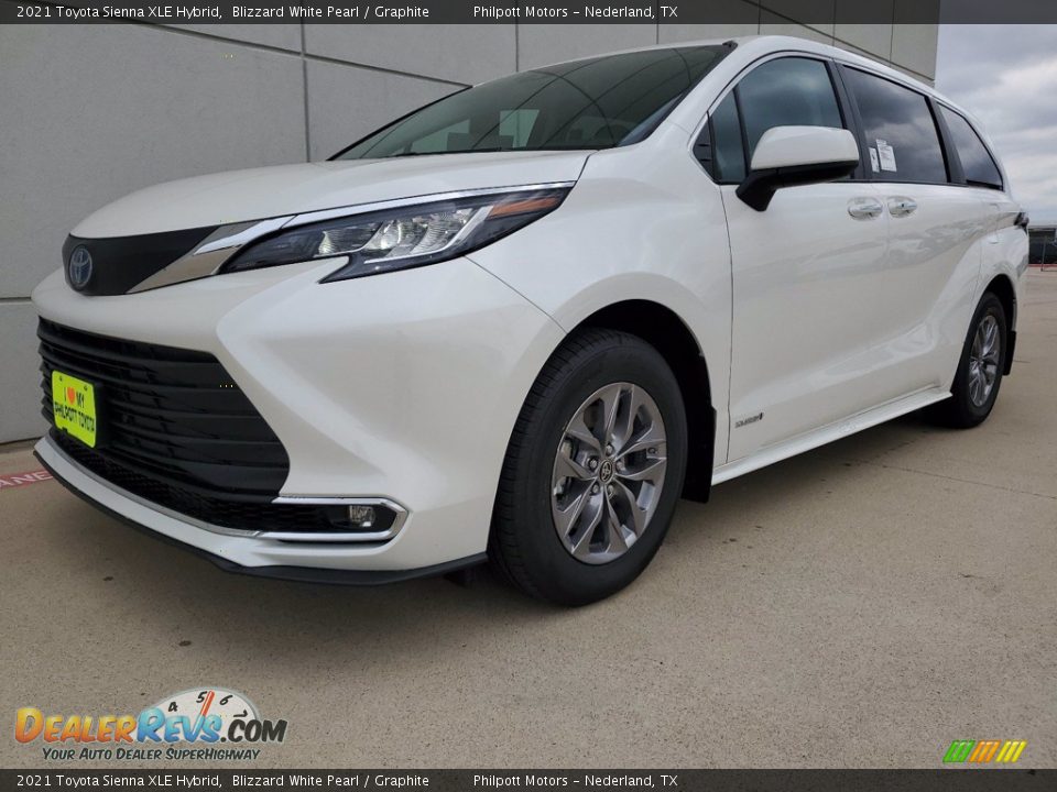 2021 Toyota Sienna XLE Hybrid Blizzard White Pearl / Graphite Photo #2