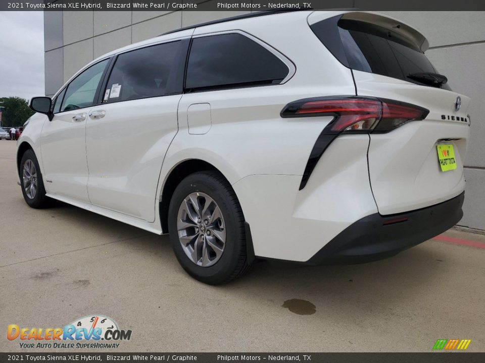 2021 Toyota Sienna XLE Hybrid Blizzard White Pearl / Graphite Photo #11