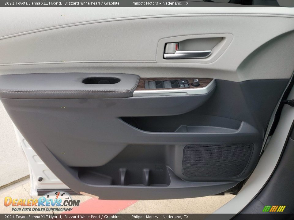 2021 Toyota Sienna XLE Hybrid Blizzard White Pearl / Graphite Photo #12