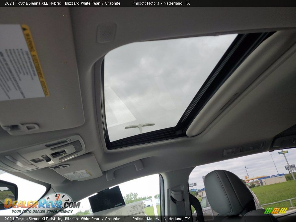 2021 Toyota Sienna XLE Hybrid Blizzard White Pearl / Graphite Photo #20