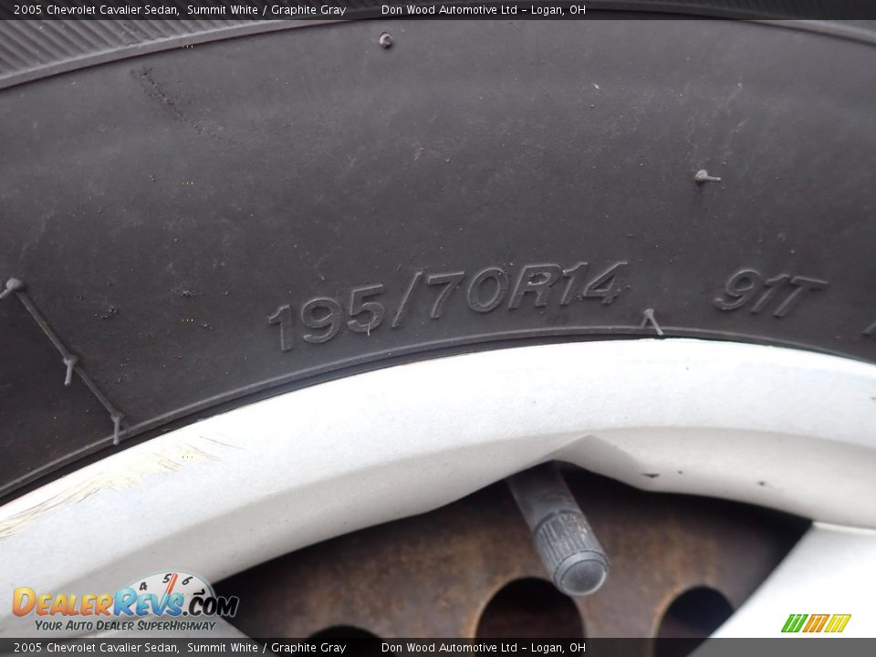 2005 Chevrolet Cavalier Sedan Summit White / Graphite Gray Photo #14