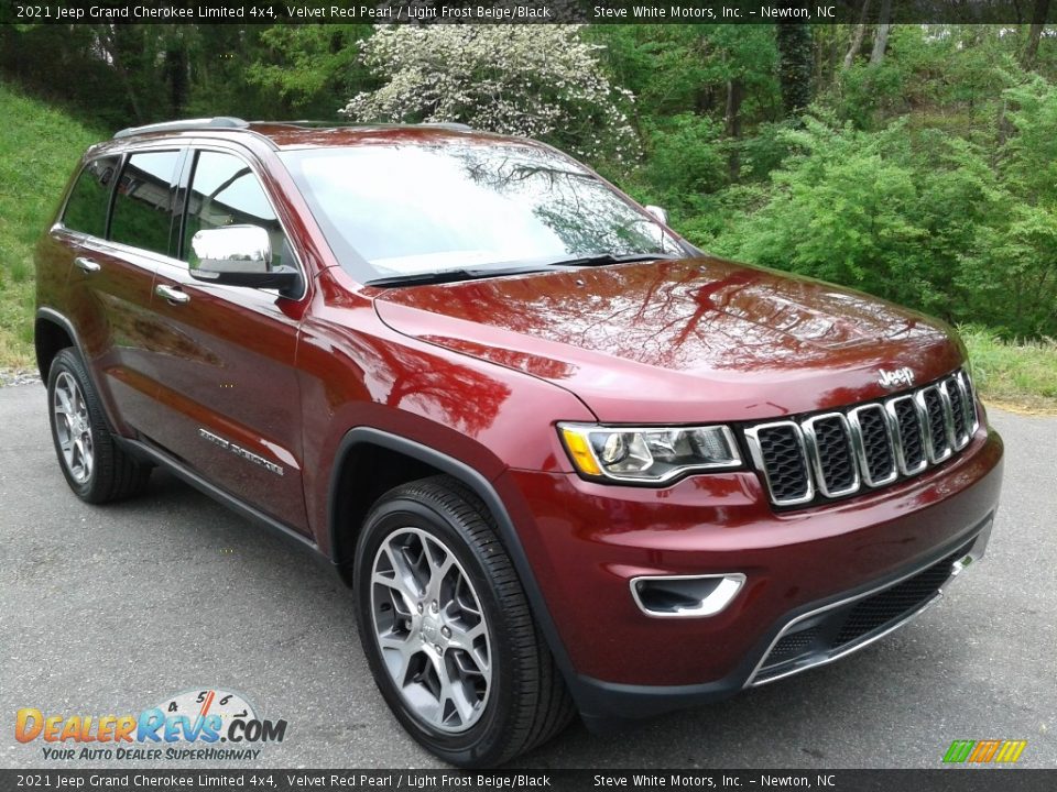Front 3/4 View of 2021 Jeep Grand Cherokee Limited 4x4 Photo #4