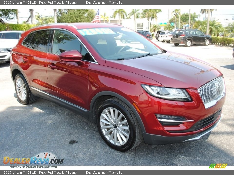 Front 3/4 View of 2019 Lincoln MKC FWD Photo #2
