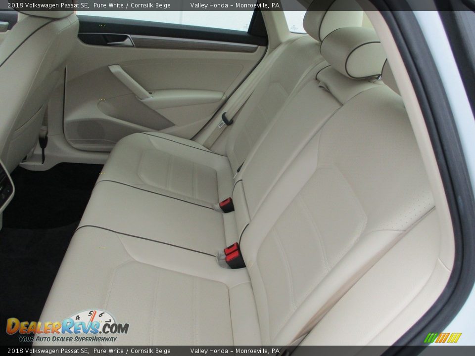 2018 Volkswagen Passat SE Pure White / Cornsilk Beige Photo #12