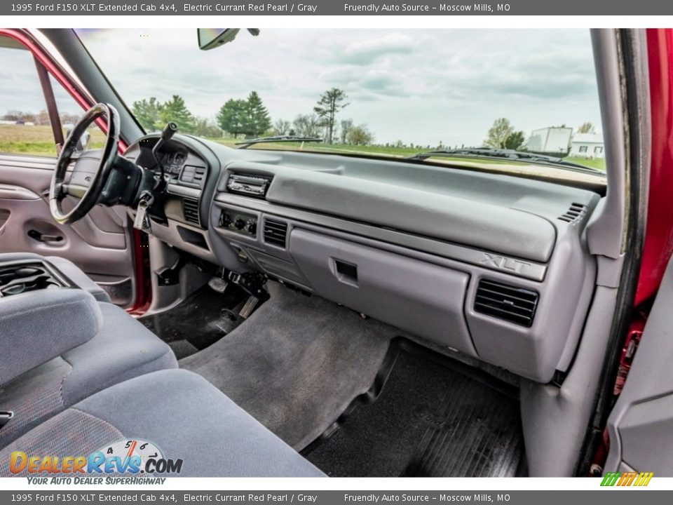 Dashboard of 1995 Ford F150 XLT Extended Cab 4x4 Photo #28