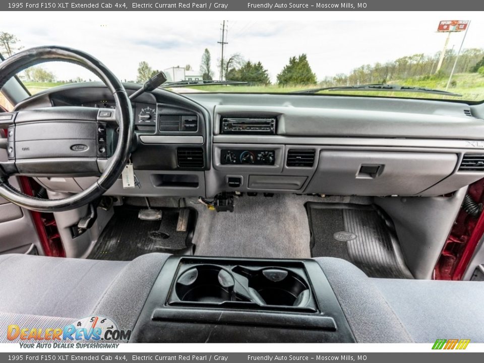 Dashboard of 1995 Ford F150 XLT Extended Cab 4x4 Photo #31