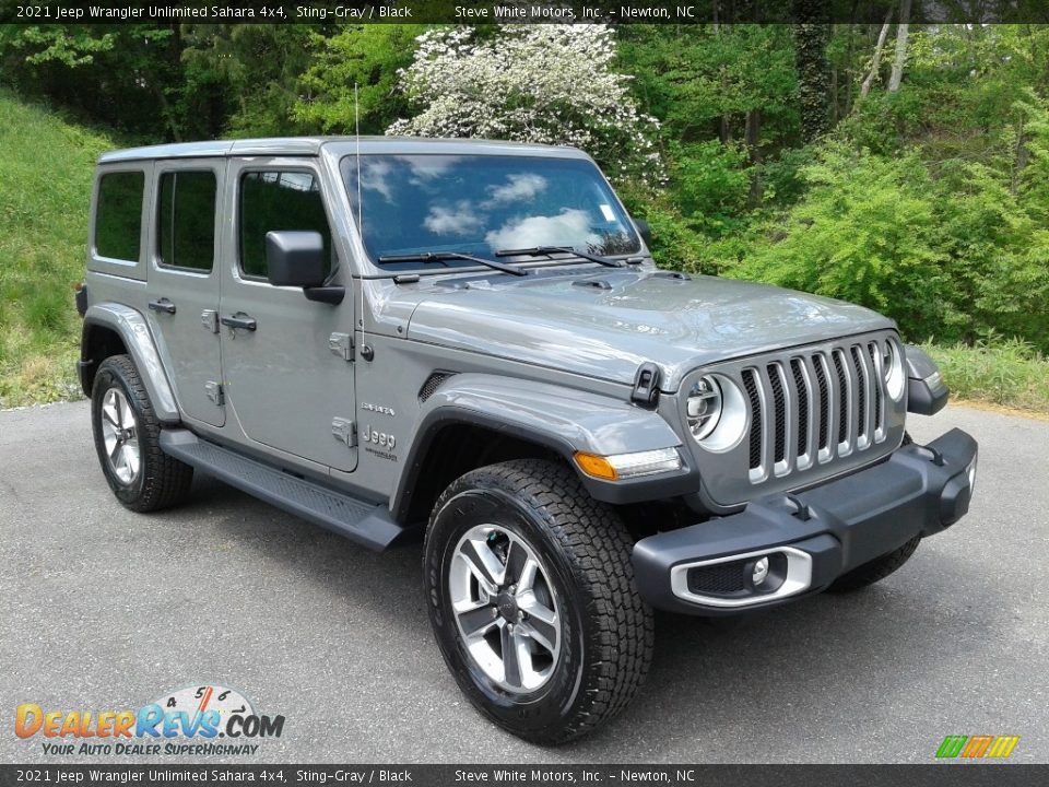 Front 3/4 View of 2021 Jeep Wrangler Unlimited Sahara 4x4 Photo #4