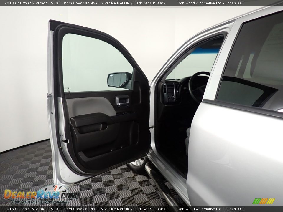 2018 Chevrolet Silverado 1500 Custom Crew Cab 4x4 Silver Ice Metallic / Dark Ash/Jet Black Photo #26