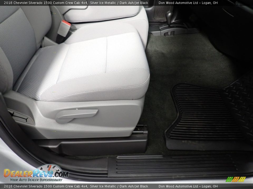2018 Chevrolet Silverado 1500 Custom Crew Cab 4x4 Silver Ice Metallic / Dark Ash/Jet Black Photo #36
