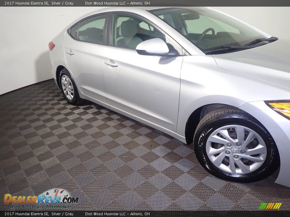 2017 Hyundai Elantra SE Silver / Gray Photo #3