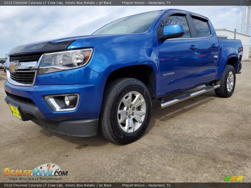 Front 3/4 View of 2019 Chevrolet Colorado LT Crew Cab Photo #2