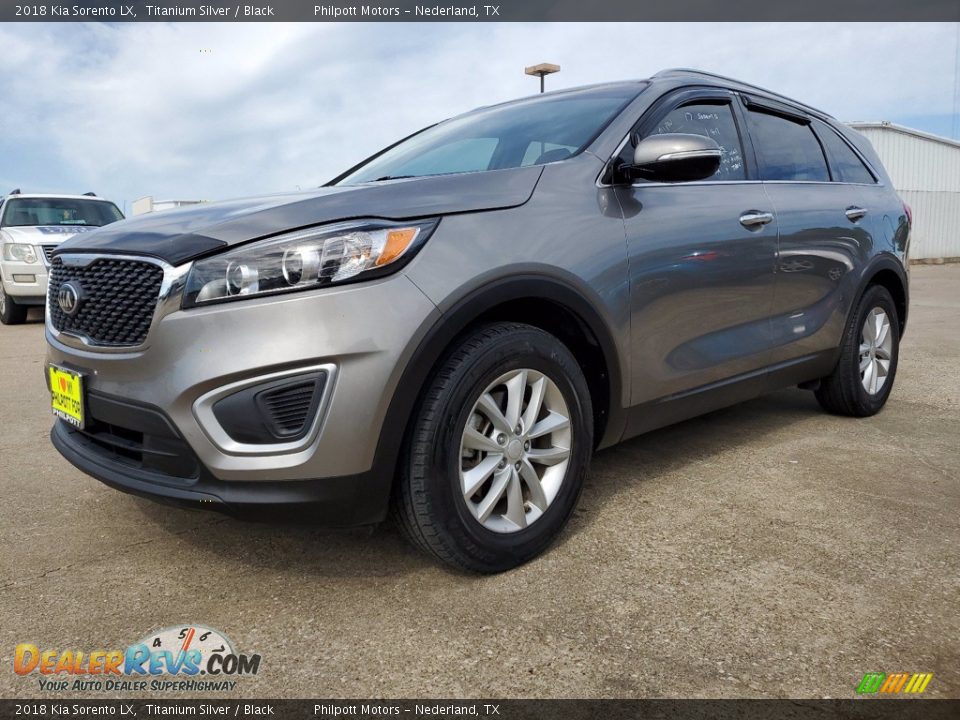 Front 3/4 View of 2018 Kia Sorento LX Photo #2