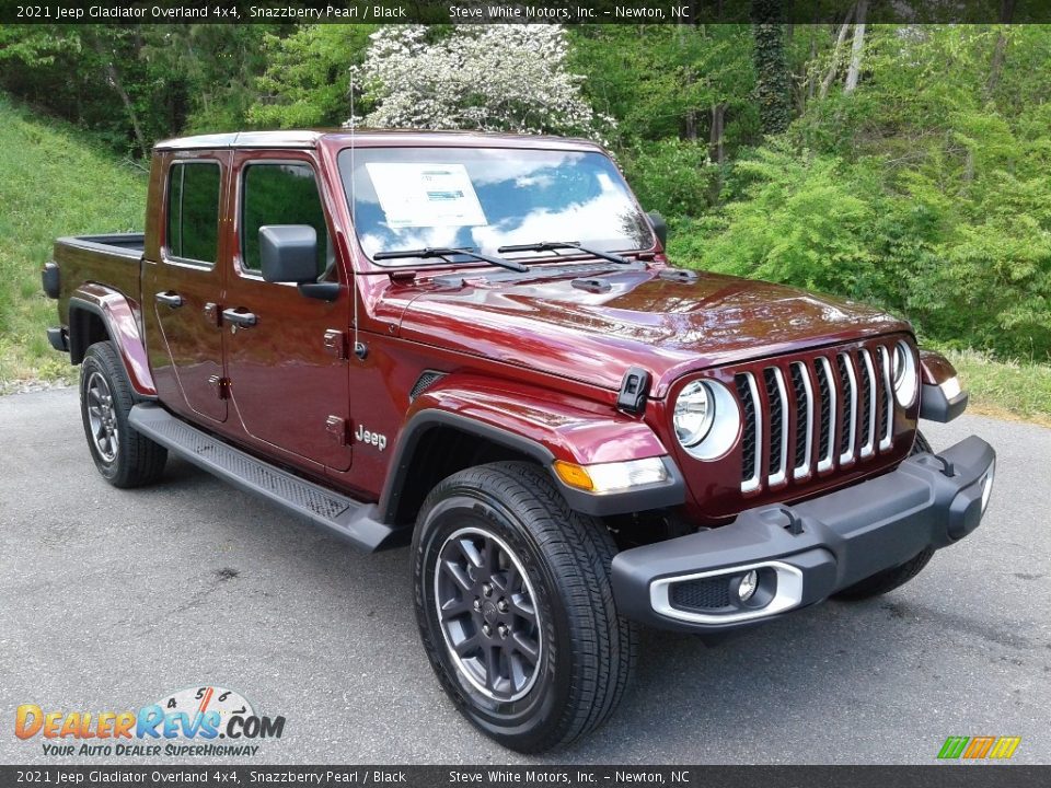 Front 3/4 View of 2021 Jeep Gladiator Overland 4x4 Photo #4