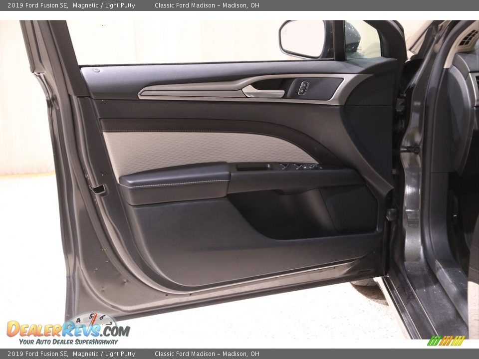 2019 Ford Fusion SE Magnetic / Light Putty Photo #4