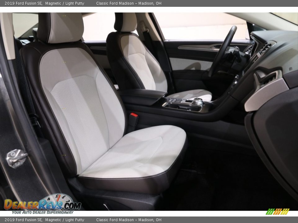 2019 Ford Fusion SE Magnetic / Light Putty Photo #12