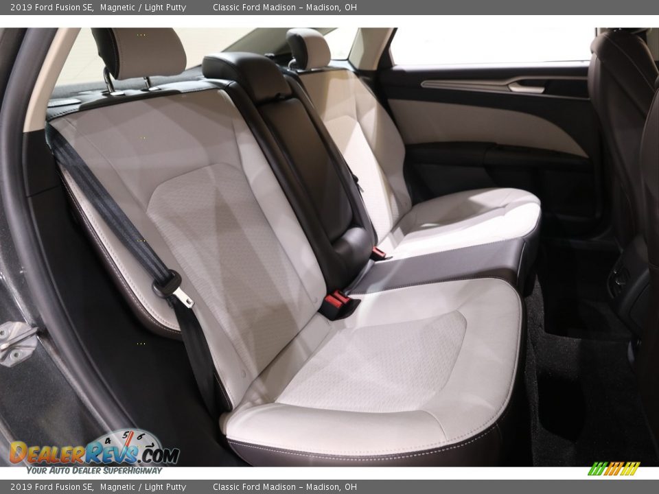 2019 Ford Fusion SE Magnetic / Light Putty Photo #13